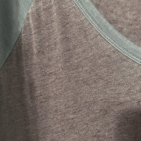 American Eagle Casual V-Neck Two-Tone Women's Top - Picture 5 of 5